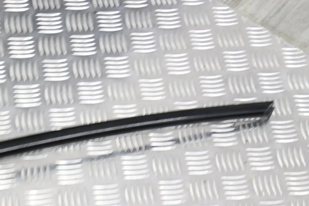 Modanatura Telaio Laterale Posteriore Destra Nero Lucido per BMW E91 E91N LCI con numero di parte 51137220200 BMW E91 E91N LCI Modanatura Telaio Laterale Posteriore Destra Nero Lucido - SKU 51137220200 - Numero di parte 51137220200