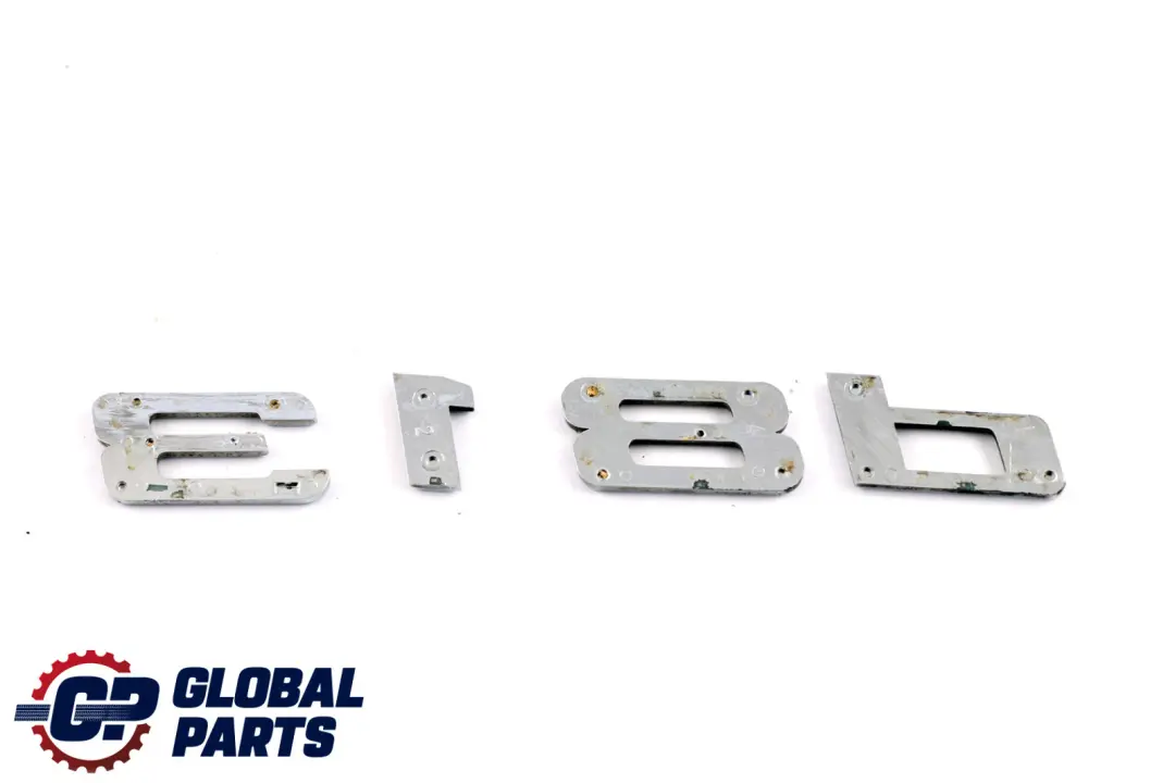 BMW E90 Znaczek Emblemat Logo Napis Tylny Klapy Tył 318d - SKU 51147157554 - Numer Części 51147157554