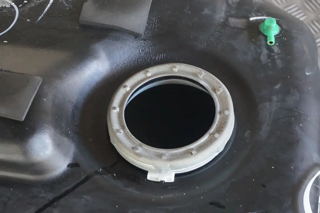 BMW X5 Series E53 3.0i 4.4i 4.6is Bare Plastic Fuel Tank Petrol - SKU 6752552-1 - Part number 6752552