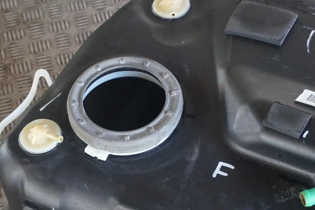 4.4i 4.6is Bare Plastic Fuel Tank Petrol to BMW X5 Series E53 3.0i with Part number 6752552 BMW X5 Series E53 3.0i 4.4i 4.6is Bare Plastic Fuel Tank Petrol - SKU 6752552-1 - Part number 6752552