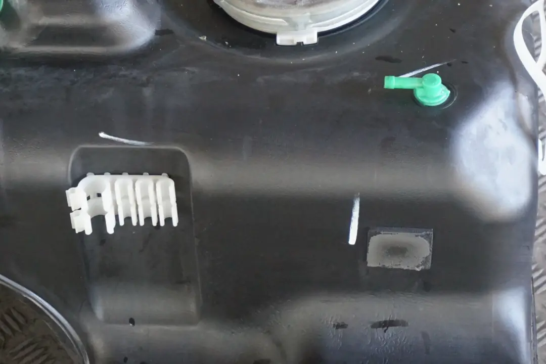 4.4i 4.6is Bare Plastic Fuel Tank Petrol to BMW X5 Series E53 3.0i with Part number 6752552 BMW X5 Series E53 3.0i 4.4i 4.6is Bare Plastic Fuel Tank Petrol - SKU 6752552-1 - Part number 6752552