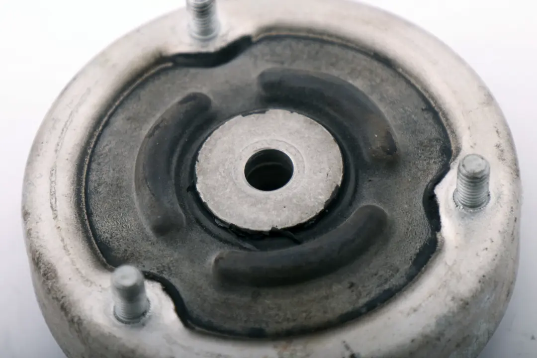 Poduszka Amortyzatora Gniazdo do BMW E60 E63 E65 E66 o numerze 6779611 BMW E60 E63 E65 E66 Poduszka Amortyzatora Gniazdo - SKU 6753810 - Numer Części 6779611