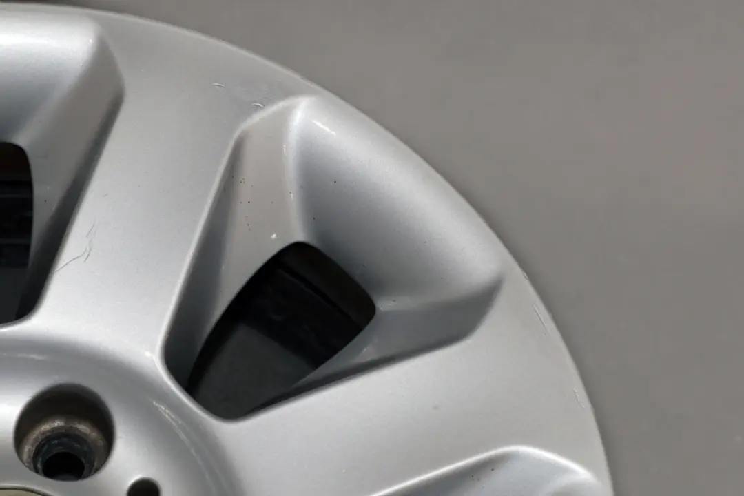 Scheibenrad Leichtmetall 115 16" 7J ET:20 für BMW 5 er E60 E61 mit Teilenummer 6758774 BMW 5 er E60 E61 Scheibenrad Leichtmetall 115 16" 7J ET:20 - SKU 6758774-2 - Teilenummer 6758774
