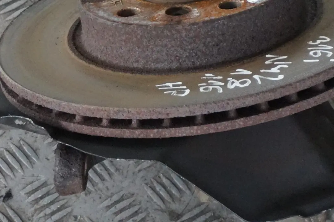 BMW 3 Series E46 316i N42 Front Right O/S Suspension Leg Brake Disc Wheel Hub - SKU 6759096 - Part number 6759095