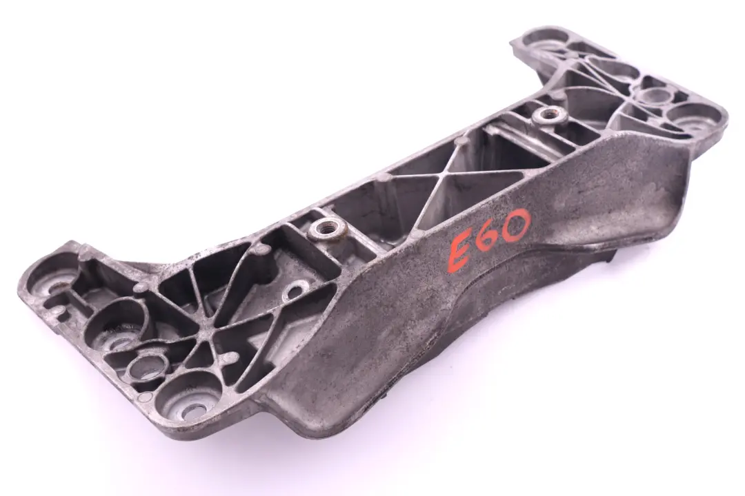 Wspornik łapa skrzyni biegów 6769965 do BMW E60 E61 o numerze 6761102 BMW E60 E61 Wspornik łapa skrzyni biegów 6769965 - SKU 6761102 - Numer Części 6761102