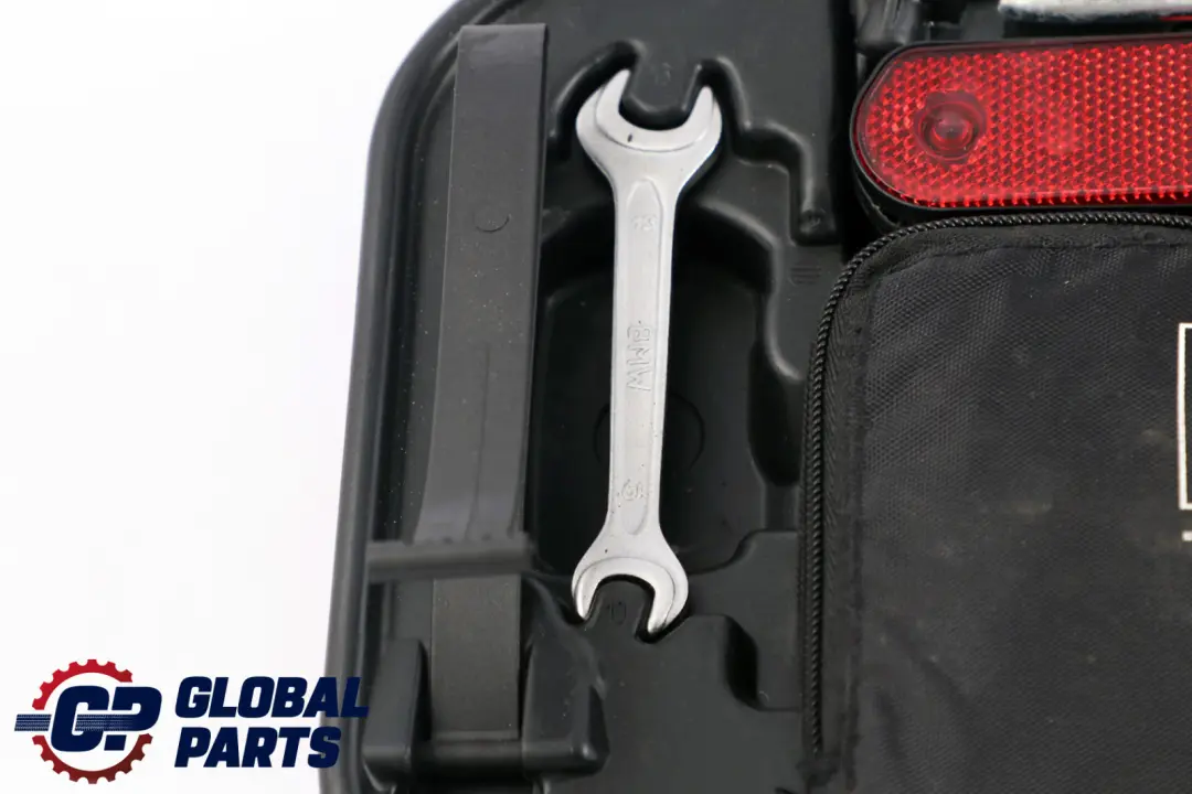 Scatola Attrezzi Portellone BMW E60 E65 E66 Rivestimento Gancio Traino per con numero di parte 6761420 Scatola Attrezzi Portellone BMW E60 E65 E66 Rivestimento Gancio Traino - SKU 6761420-1 - Numero di parte 6761420