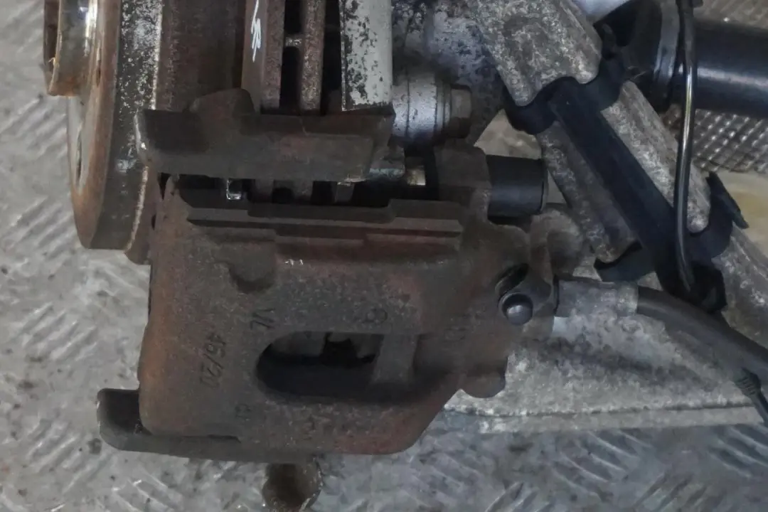 BMW E65 735i N62 Trasera Izquierda Suspension Cubo Pierna Pinza Freno de Disco - SKU 6763119-5 - Número de pieza 6763119