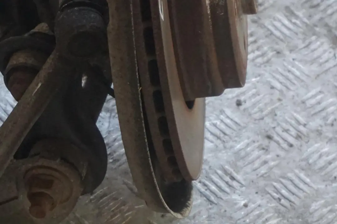 BMW E65 735i N62 Trasera Izquierda Suspension Cubo Pierna Pinza Freno de Disco - SKU 6763119-5 - Número de pieza 6763119