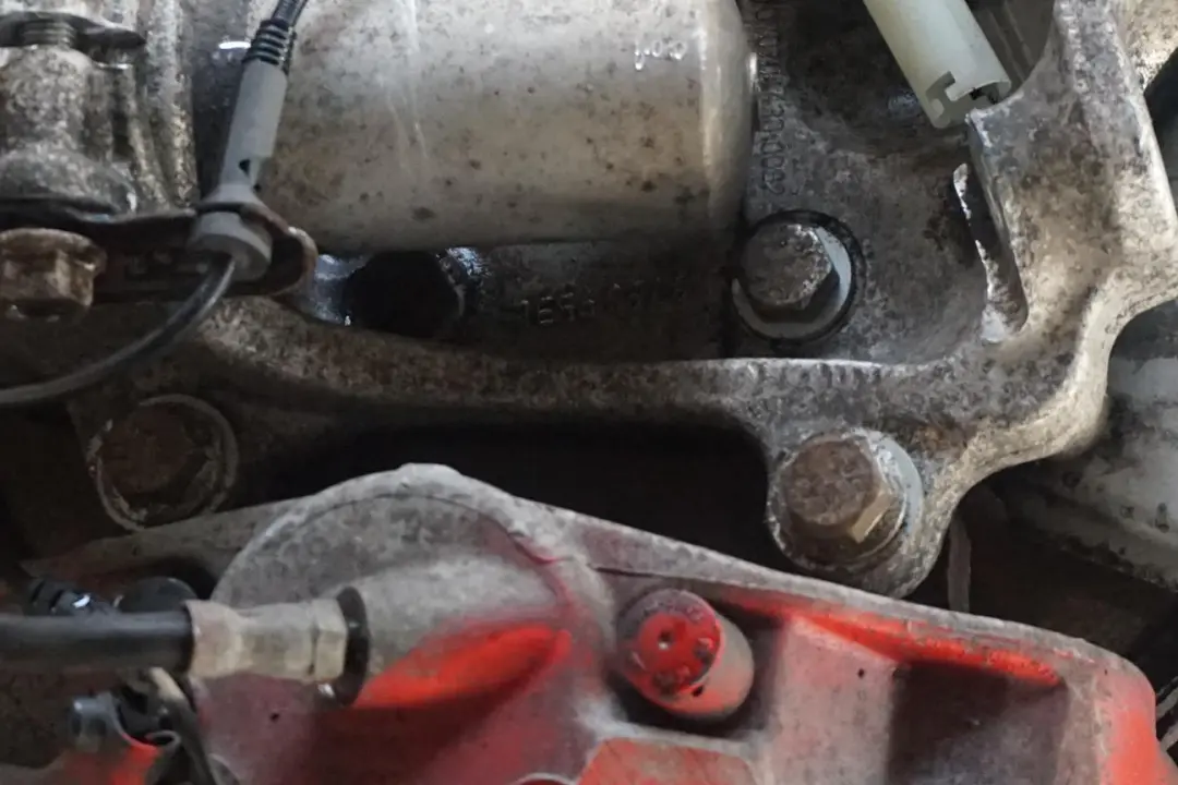 BMW E60 530d M57N2 Delantero Izquierdo Muelle Puntal Pierna Pinza De Freno - SKU 6764457-6 - Número de pieza 6764457