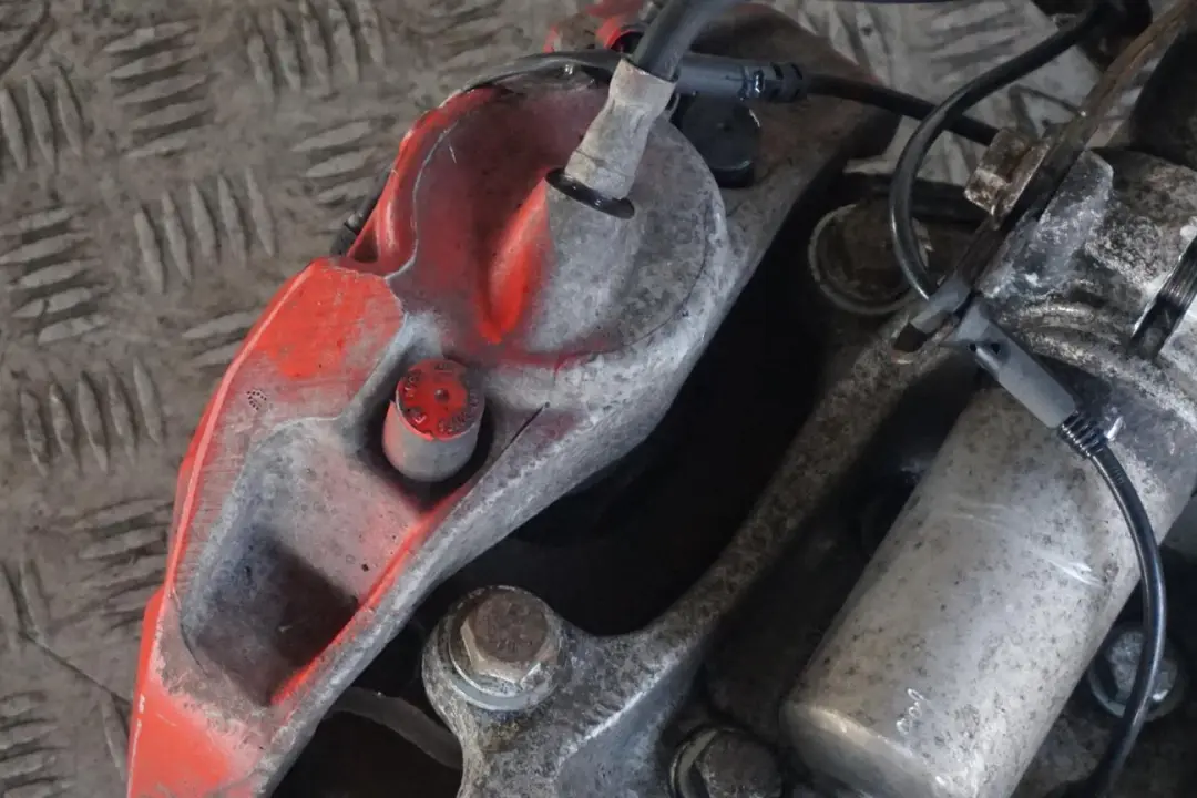 BMW E60 530d M57N2 Delantero Izquierdo Muelle Puntal Pierna Pinza De Freno - SKU 6764457-6 - Número de pieza 6764457