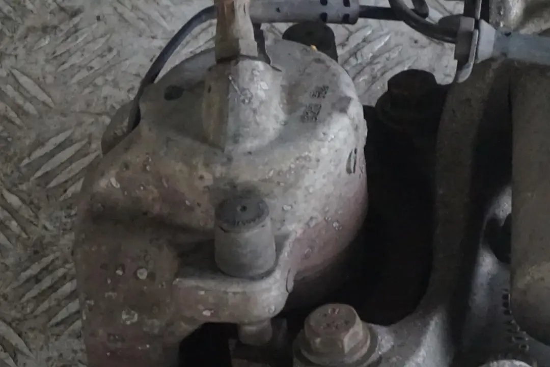 BMW E60 525i M54 Delantero Izquierdo Muelle Strut Pierna Pinza De Freno - SKU 6764457-7 - Número de pieza 6764457