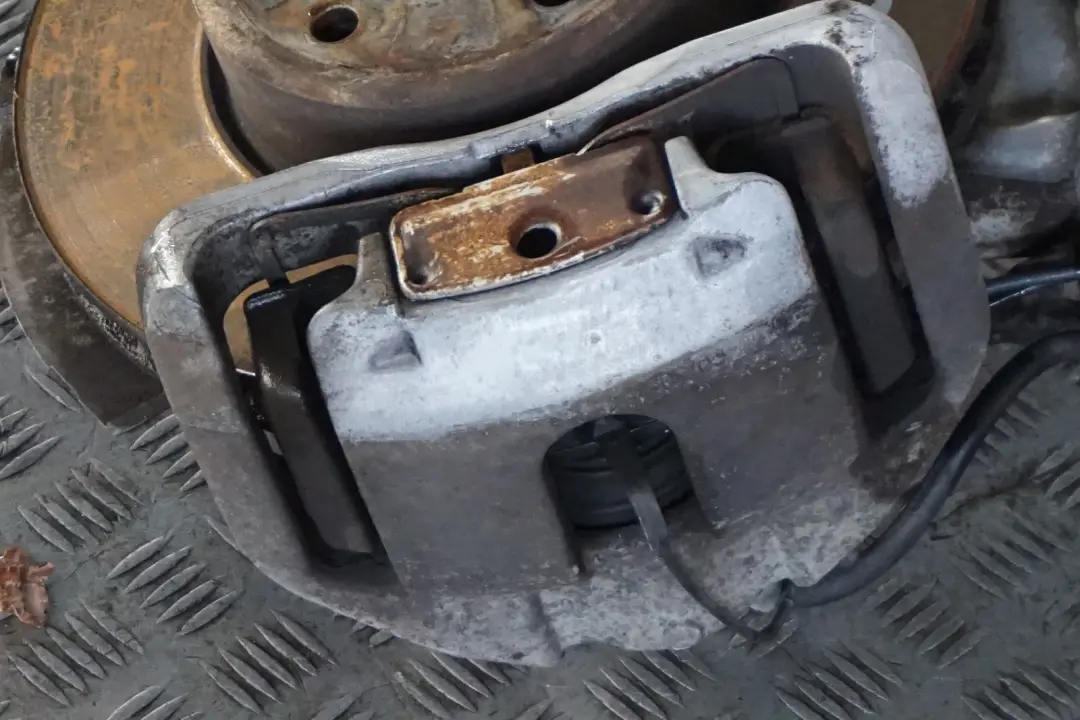 M54 Zwrotnica lewa amortyzator 231HP do BMW E60 530i o numerze 6764459 BMW E60 530i M54 Zwrotnica lewa amortyzator 231HP - SKU 6764459 - Numer Części 6764459