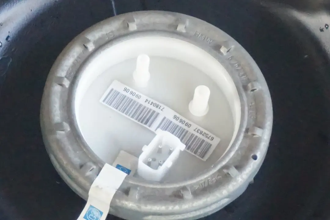 BMW 7 Reihe E65 E66 E67 Kompletter Kraftstofftank Benzin - SKU 6764960 - Teilenummer 6764960