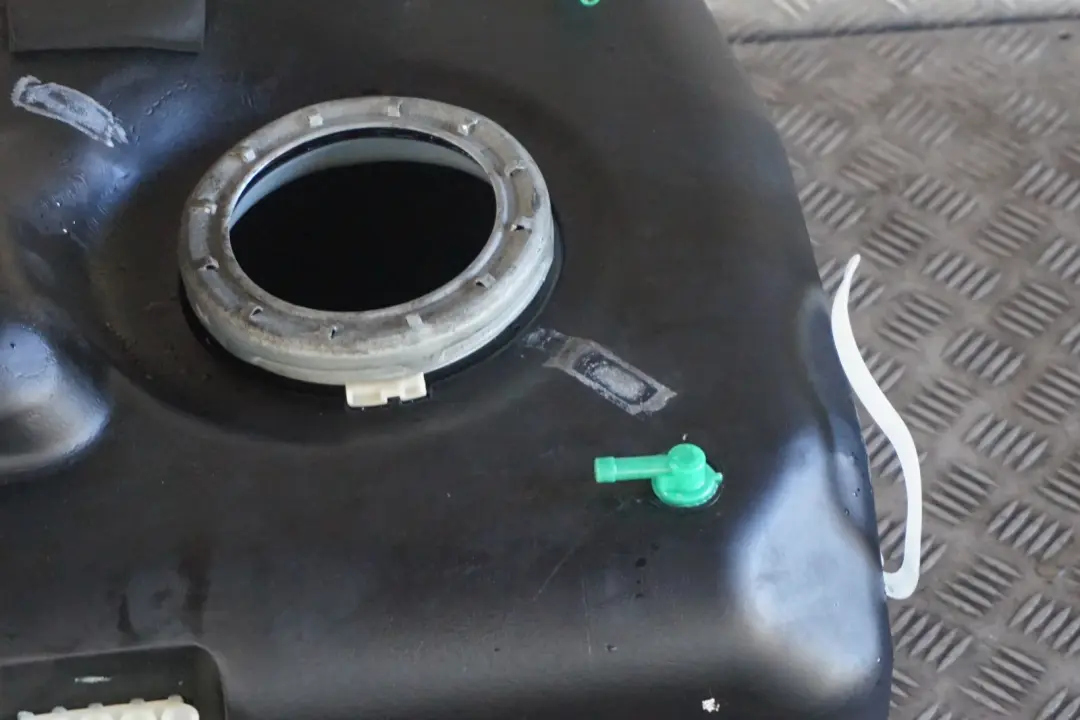 M57 M57N 3.0d Plastic Bare Fuel Tank Diesel to BMW X5 Series E53 with Part number 6766597 BMW X5 Series E53 M57 M57N 3.0d Plastic Bare Fuel Tank Diesel - SKU 6766597-1 - Part number 6766597