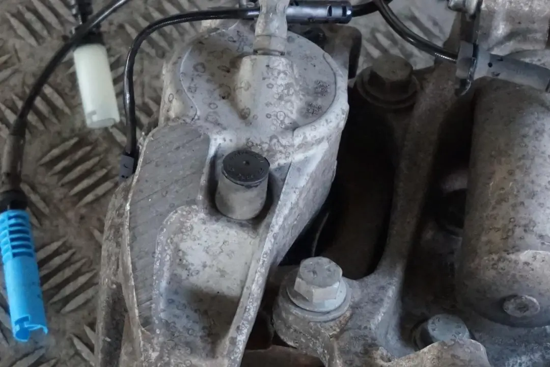 N52 Front Left N/S Spring Brake Suspension Leg Hub to BMW 5 E61 Touring 530i with Part number 6768795 BMW 5 E61 Touring 530i N52 Front Left N/S Spring Brake Suspension Leg Hub - SKU 6768795-2 - Part number 6768795