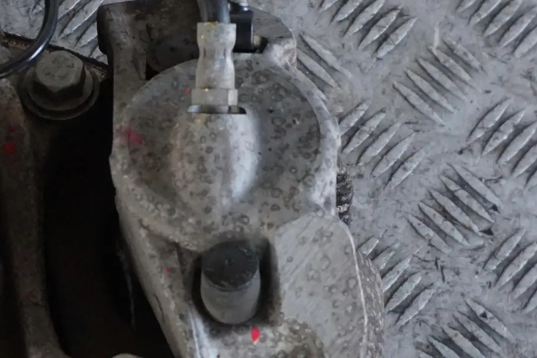 N52 Front Right O/S Spring Brake Suspension Leg Hub to BMW 5 E61 Touring 530i with Part number 6768796 BMW 5 E61 Touring 530i N52 Front Right O/S Spring Brake Suspension Leg Hub - SKU 6768796-1 - Part number 6768796