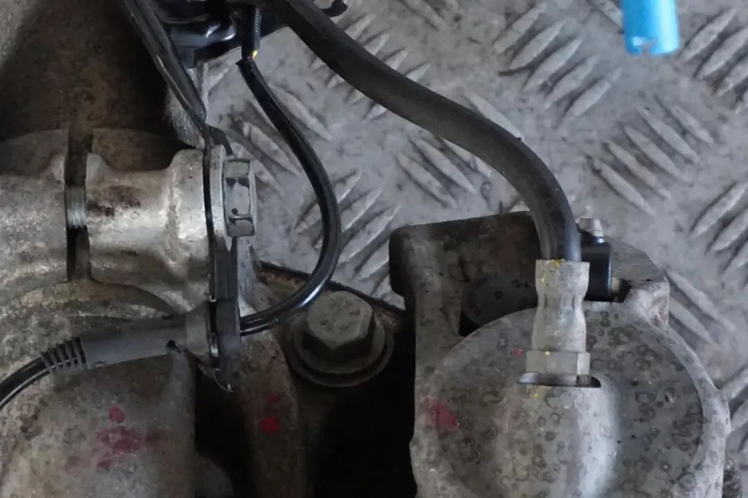 N52 258HP Zwrotnica amortyzator prawy do BMW E61 530i o numerze 6768796 BMW E61 530i N52 258HP Zwrotnica amortyzator prawy - SKU 6768796-1 - Numer Części 6768796