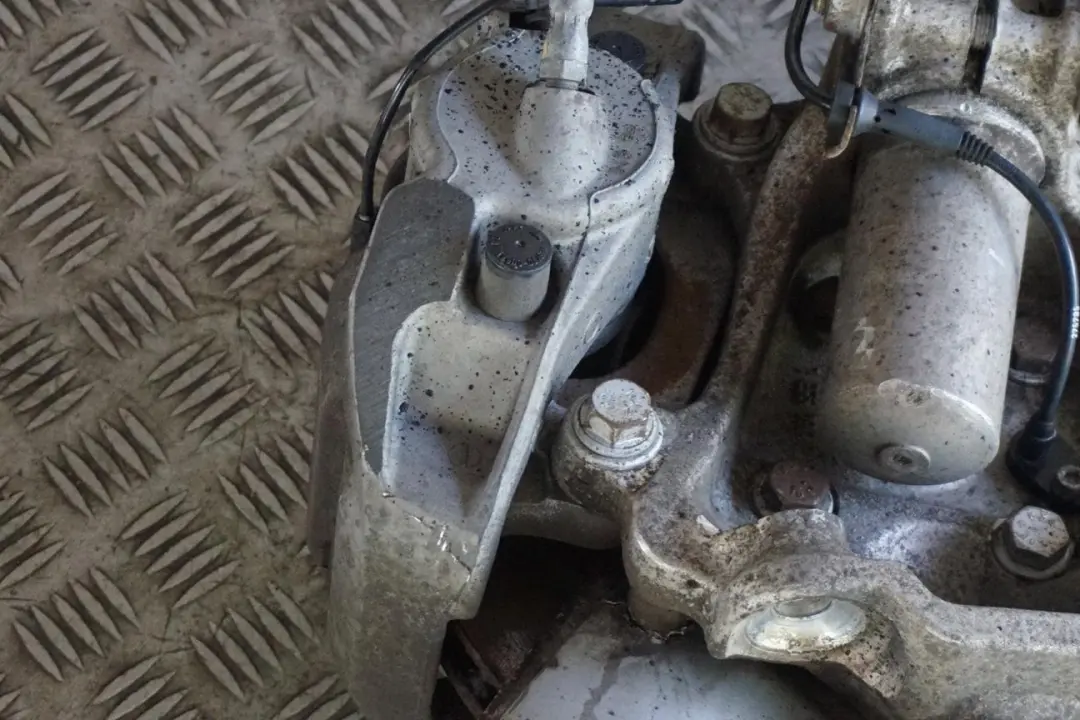 BMW E61 Touring 525d M57N2 Delantero Izquierdo Muelle Freno Suspension Pata Buje - SKU 6768797-1 - Número de pieza 6768797