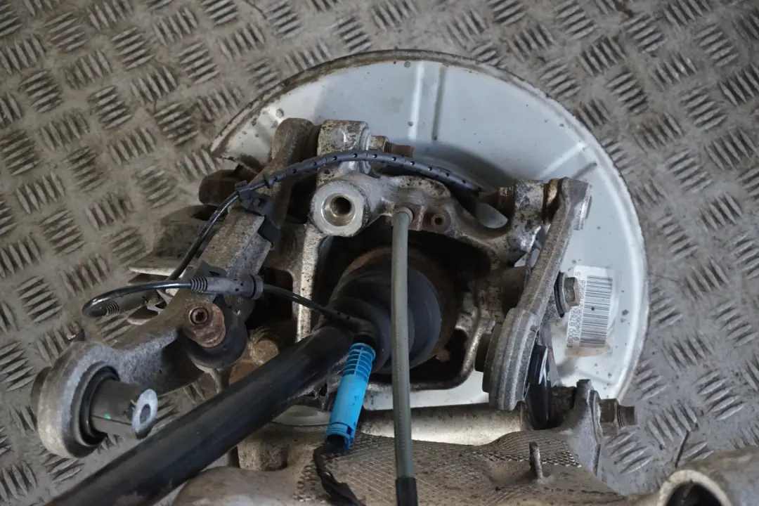 M54 Rear Left N/S Hub Leg Carrier Brake Disc Caliper to BMW 5 Series E60 530i with Part number 6770905 BMW 5 Series E60 530i M54 Rear Left N/S Hub Leg Carrier Brake Disc Caliper - SKU 6770905-5 - Part number 6770905