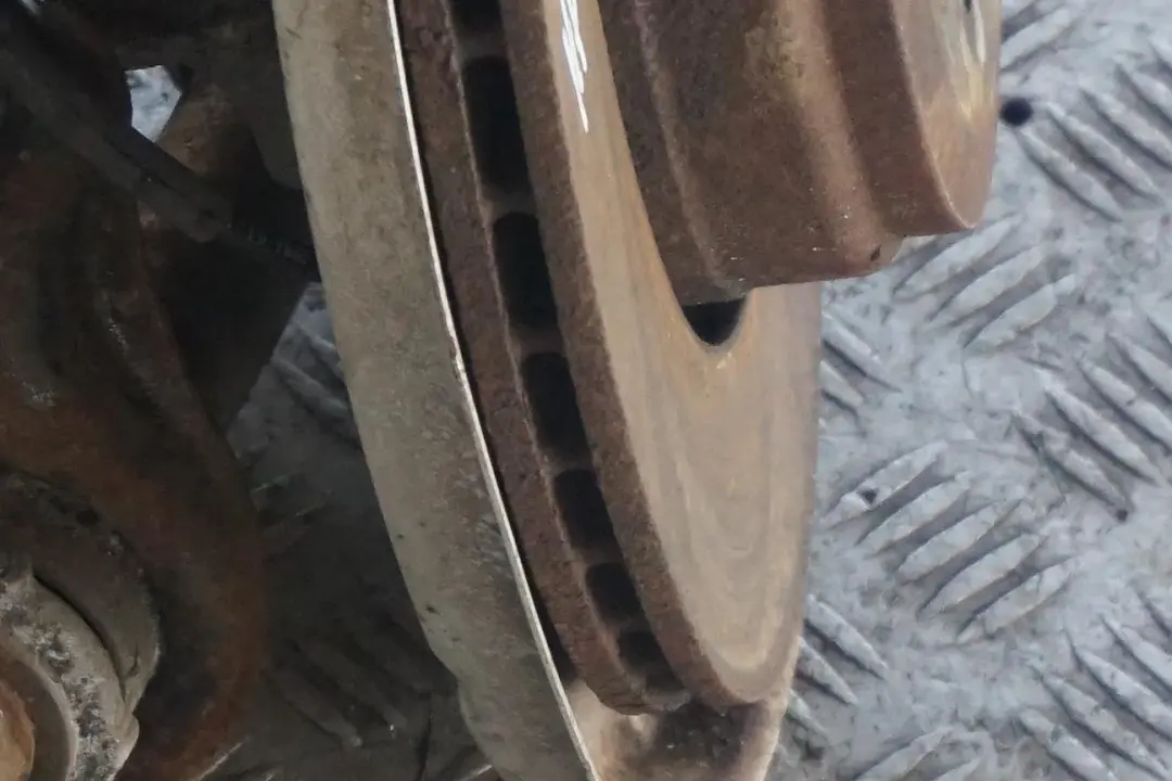 M57N Rear Left N/S Hub Leg Carrier Brake Disc Caliper to BMW 5 Series E60 530d with Part number 6770905 BMW 5 Series E60 530d M57N Rear Left N/S Hub Leg Carrier Brake Disc Caliper - SKU 6770905-7 - Part number 6770905