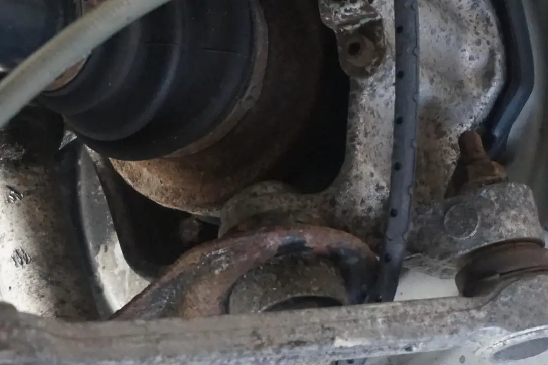 M57N Rear Left N/S Hub Leg Carrier Brake Disc Caliper to BMW 5 Series E60 530d with Part number 6770905 BMW 5 Series E60 530d M57N Rear Left N/S Hub Leg Carrier Brake Disc Caliper - SKU 6770905-7 - Part number 6770905