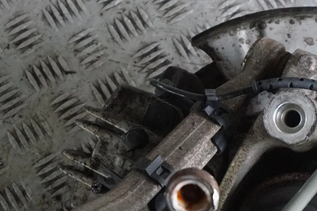 BMW E60 520d N47 177HP Zwrotnica wahacz lewy tył - SKU 6770905-8 - Numer Części 6770905