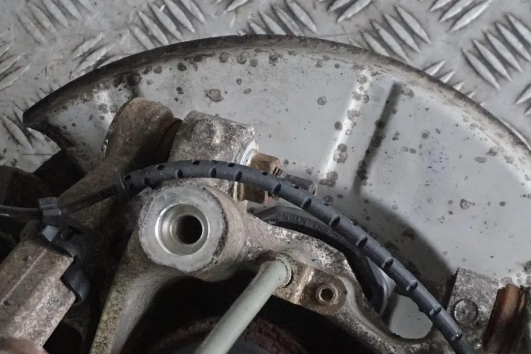 BMW E60 520d N47 177HP Zwrotnica wahacz lewy tył - SKU 6770905-8 - Numer Części 6770905