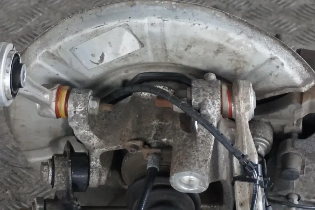 BMW E60 525d M57N Suspension arrière droite moyeu support de jambe étrier frein - SKU 6770906-6 - Numéro de pièce 6770906