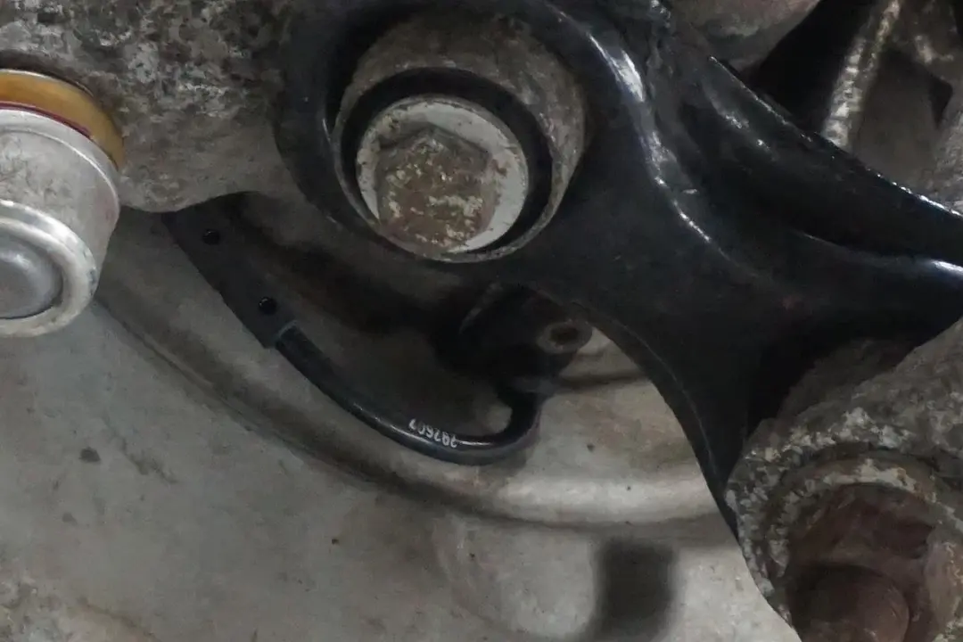 BMW E60 525d M57N Trasera Derecha Pierna Portador Pinza de Disco de Freno - SKU 6770906-6 - Número de pieza 6770906