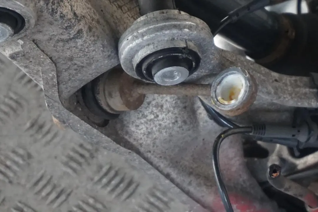 M57N Rear Right O/S Hub Leg Carrier Brake Disc Caliper to BMW 5 Series E60 530d with Part number 6770906 BMW 5 Series E60 530d M57N Rear Right O/S Hub Leg Carrier Brake Disc Caliper - SKU 6770906-7 - Part number 6770906