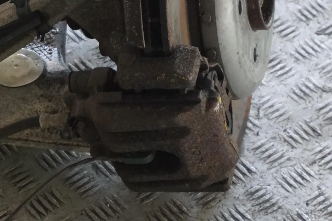 BMW E60 545i N62 Trasero Derecho Cubo Pierna Portador Pinza De Disco De Freno - SKU 6770906-9 - Número de pieza 6770906