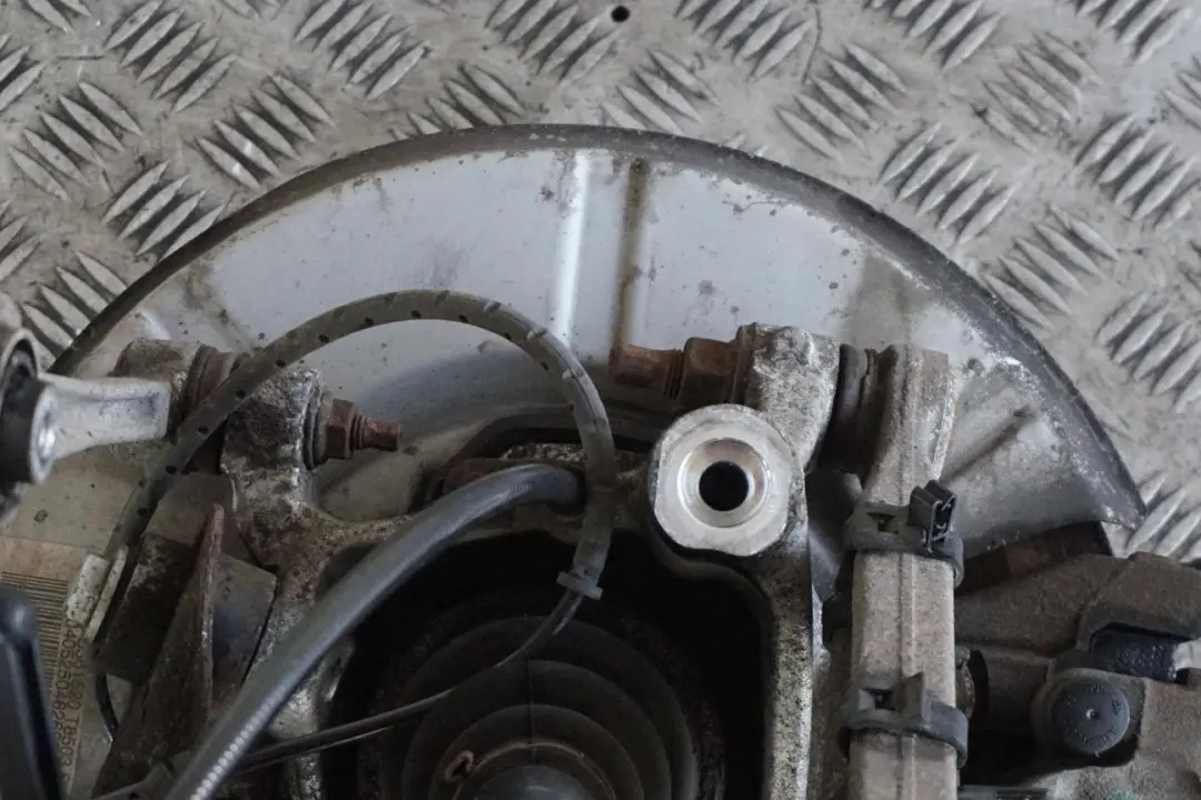 BMW E60 545i N62 Trasero Derecho Cubo Pierna Portador Pinza De Disco De Freno - SKU 6770906-9 - Número de pieza 6770906