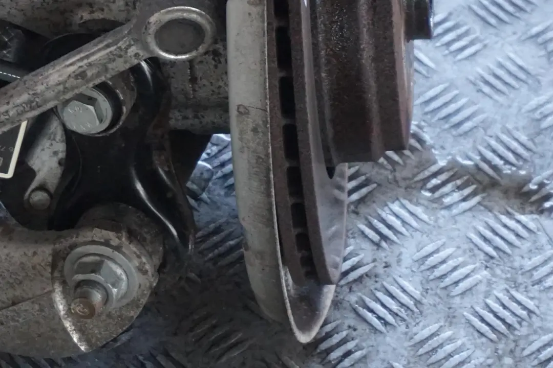 N52 Zwrotnica lewy tył 258HP do BMW E61 530i o numerze 6770923 BMW E61 530i N52 Zwrotnica lewy tył 258HP - SKU 6770923-1 - Numer Części 6770923