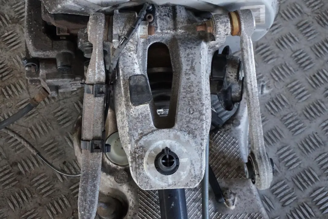 N52 Zwrotnica lewy tył 258HP do BMW E61 530i o numerze 6770923 BMW E61 530i N52 Zwrotnica lewy tył 258HP - SKU 6770923-1 - Numer Części 6770923