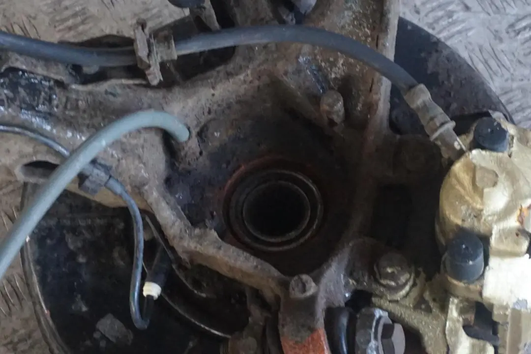 BMW 3 Series E46 325Ci M54 Rear Left N/S Suspension Leg Brake Wheel Hub Axle - SKU 6774777-1 - Part number 6774777