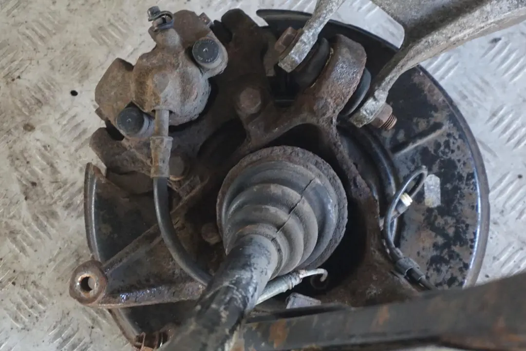 M54 Rear Left N/S Suspension Leg Brake Wheel Hub Axle to BMW 3 E46 Saloon 325i with Part number 6774777 BMW 3 E46 Saloon 325i M54 Rear Left N/S Suspension Leg Brake Wheel Hub Axle - SKU 6774777-3 - Part number 6774777