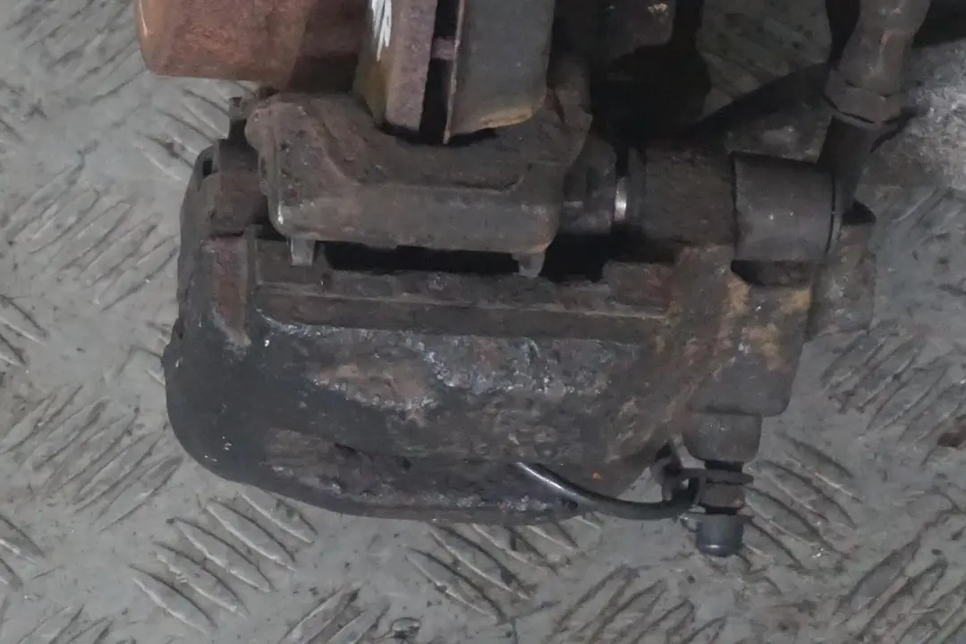 BMW 3 E46 Cabrio 320Ci M54 Rear Right O/S Suspension Leg Brake Wheel Hub Axle - SKU 6774778-1 - Part number 6774778