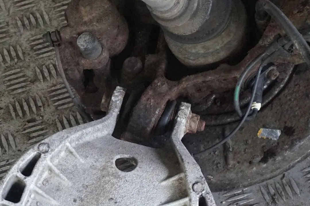 N42 116PS Abtriebswelle Schwenklager Bremssattel Hinten Rechts für BMW 3 E46 316i mit Teilenummer 6774778 BMW 3 E46 316i N42 116PS Abtriebswelle Schwenklager Bremssattel Hinten Rechts - SKU 6774778 - Teilenummer 6774778