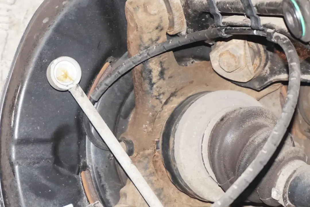 BMW 1 E88 Cabrio 123d N47S Rear Left N/S Suspension Hub Leg Brake Caliper Disc - SKU 6774807-14 - Part number 6774807