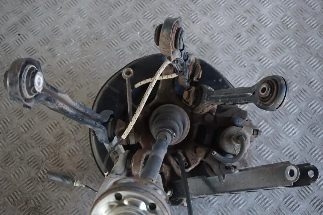 BMW E91 325d M57N2 Eje Trasero Izquierdo Pata de Suspensión Disco de Freno Bujes - SKU 6774807-4 - Número de pieza 6774807