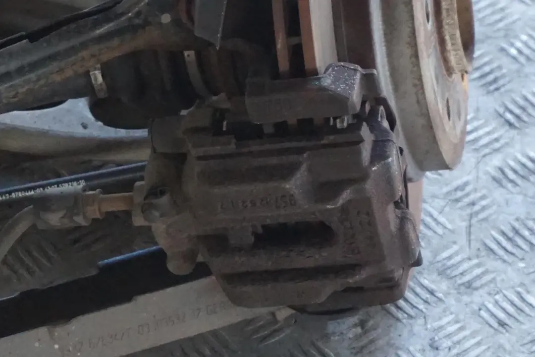 BMW E91 325d M57N2 Essieu arrière gauche jambe suspension frein moyeu à disque - SKU 6774807-4 - Numéro de pièce 6774807
