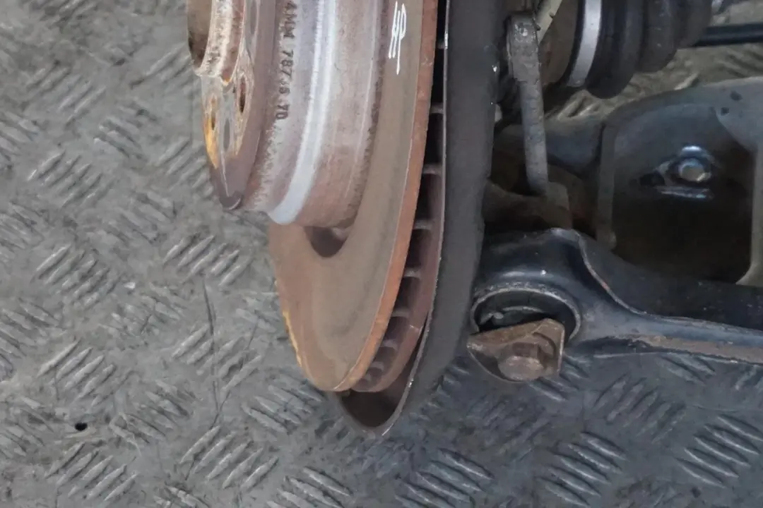 BMW E91 325d M57N2 Essieu arrière gauche jambe suspension frein moyeu à disque - SKU 6774807-4 - Numéro de pièce 6774807