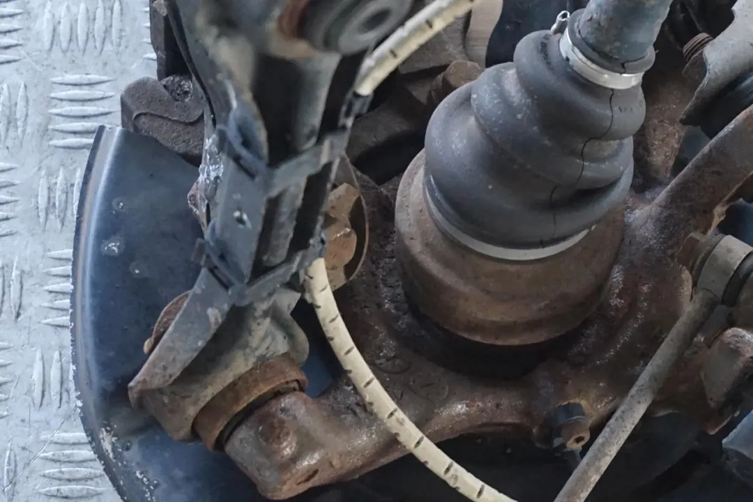 M57N2 Sospensione posteriore sinistra Gamba dell'assale Disco Freno per BMW E91 325d con numero di parte 6774807 BMW E91 325d M57N2 Sospensione posteriore sinistra Gamba dell'assale Disco Freno - SKU 6774807-4 - Numero di parte 6774807