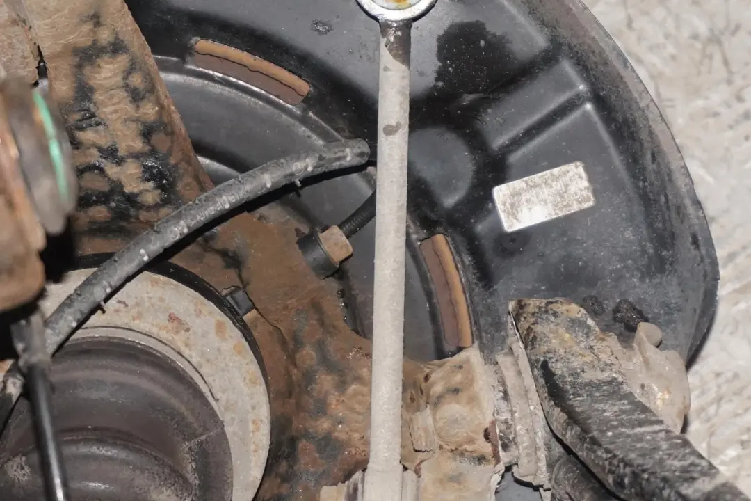 BMW E88 123d N47S Federbein Stossdämpfer Bremssattelgehäuse Hinten Rechts - SKU 6774808-16 - Teilenummer 6774808