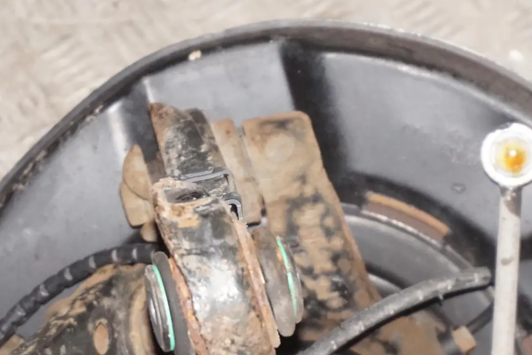 N47S Trasera Derecha Suspension Cubo Pierna Pinza De Freno De Disco para BMW E88 123d con número de pieza 6774808 BMW E88 123d N47S Trasera Derecha Suspension Cubo Pierna Pinza De Freno De Disco - SKU 6774808-16 - Número de pieza 6774808