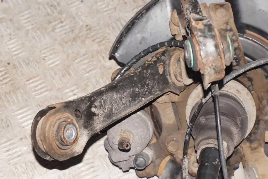 N47S Trasera Derecha Suspension Cubo Pierna Pinza De Freno De Disco para BMW E88 123d con número de pieza 6774808 BMW E88 123d N47S Trasera Derecha Suspension Cubo Pierna Pinza De Freno De Disco - SKU 6774808-16 - Número de pieza 6774808