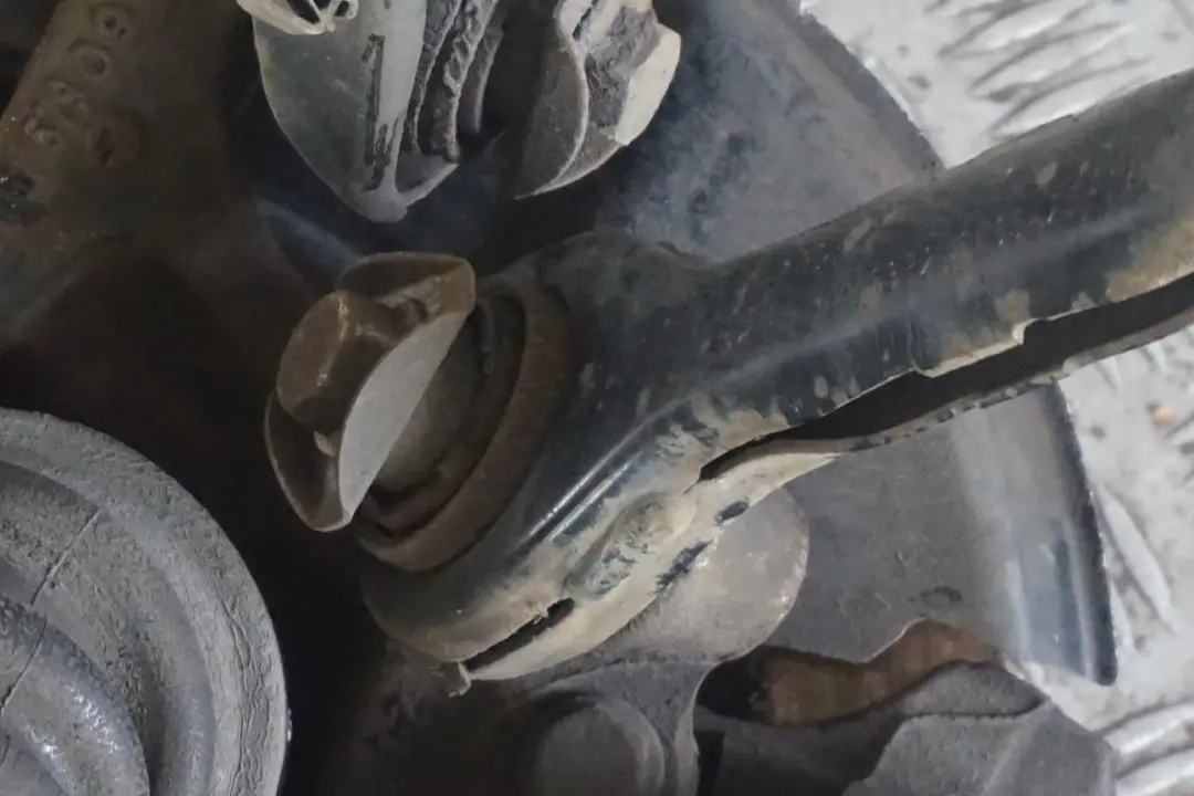 M47N2 Zwrotnica półoś lewa 163HP do BMW E87 120d o numerze 6774809 BMW E87 120d M47N2 Zwrotnica półoś lewa 163HP - SKU 6774809-14 - Numer Części 6774809