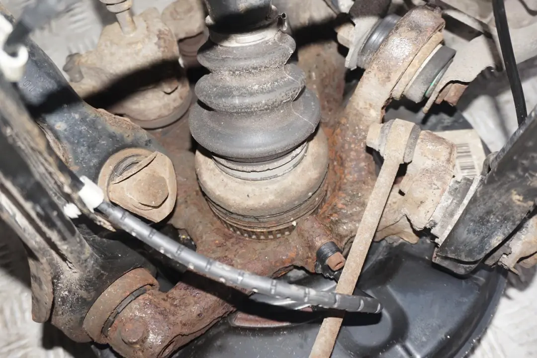 N45 116PS Abtriebswelle Schwenklager Bremssattel Hinten Links für BMW 1 E87 116i mit Teilenummer 6774809 BMW 1 E87 116i N45 116PS Abtriebswelle Schwenklager Bremssattel Hinten Links - SKU 6774809-18 - Teilenummer 6774809