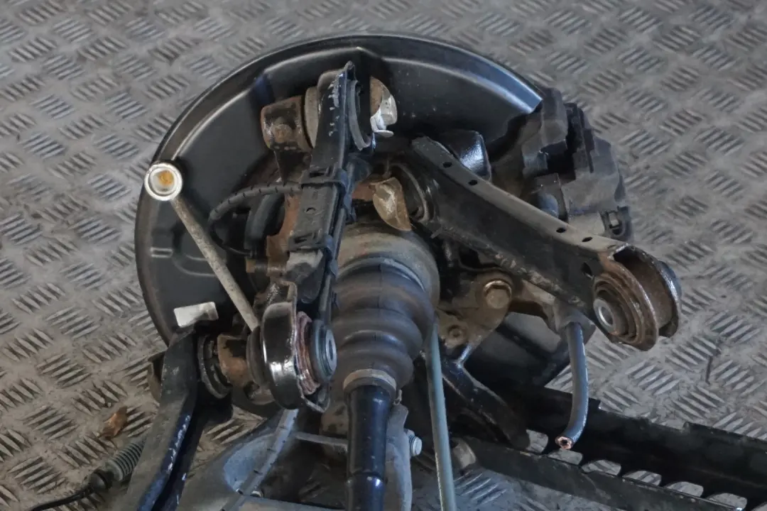 N47 Trasero Izquierdo Suspension Pierna Eje Freno Disco para BMW E88 Cabrio 118d con número de pieza 6774809 BMW E88 Cabrio 118d N47 Trasero Izquierdo Suspension Pierna Eje Freno Disco - SKU 6774809-2 - Número de pieza 6774809