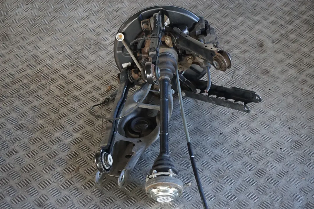 N47 Zwrotnica półoś lewa do BMW Cabrio E88 118d o numerze 6774809 BMW Cabrio E88 118d N47 Zwrotnica półoś lewa - SKU 6774809-2 - Numer Części 6774809